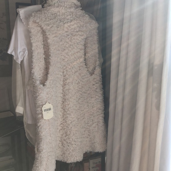 White Faux Fur “Eyelash Flyaway” Vest with Pockets NWT - Picture 12 of 16